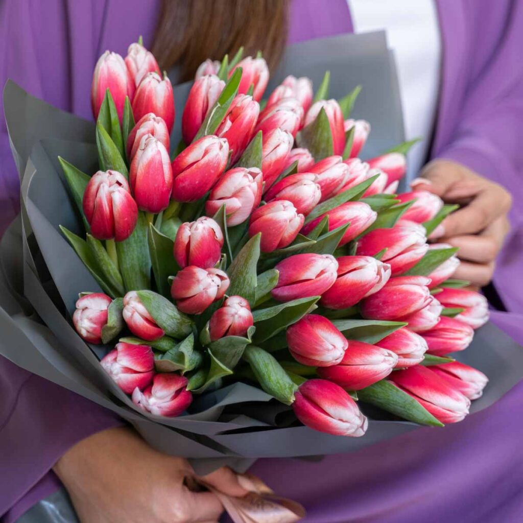 3. Hand tied tulip kiss styling
