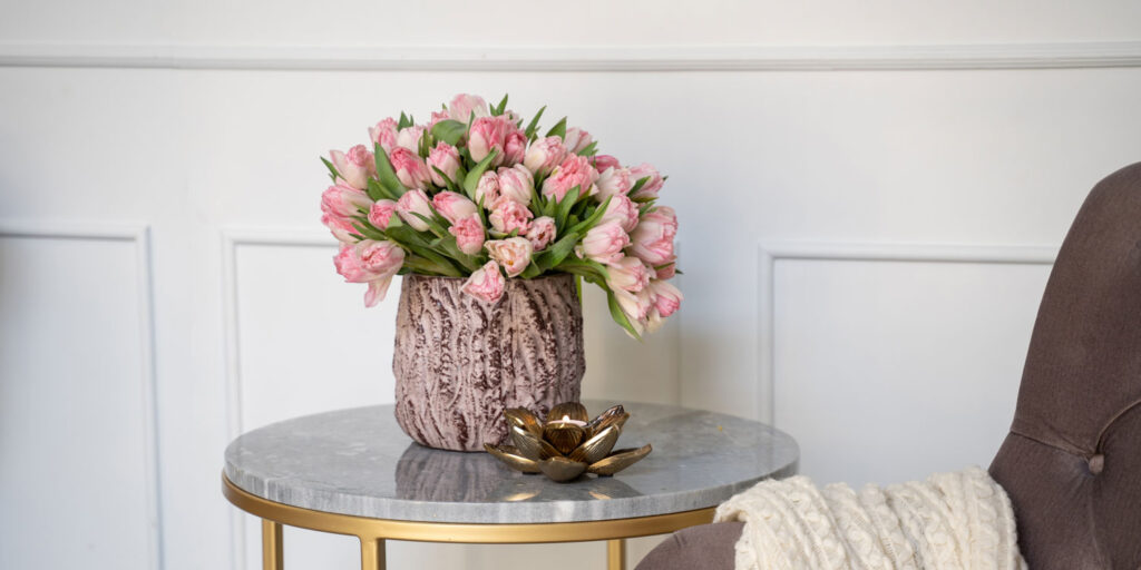 flower arrangement on vase 1024x512 1