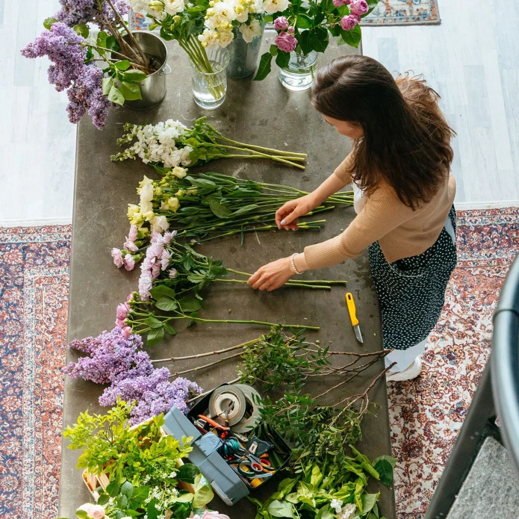 STEP BY STEP ON HOW TO ARRANGE FLOWERS