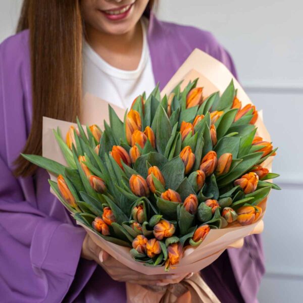 3. Hand tied orange kiss styling