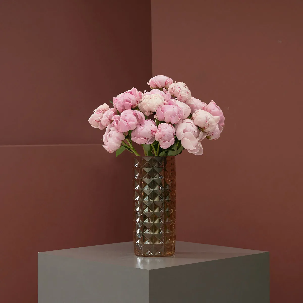 PEONY GALORE ON GLASSVASE 2 PEONY GALORE ON GLASSVASE 2