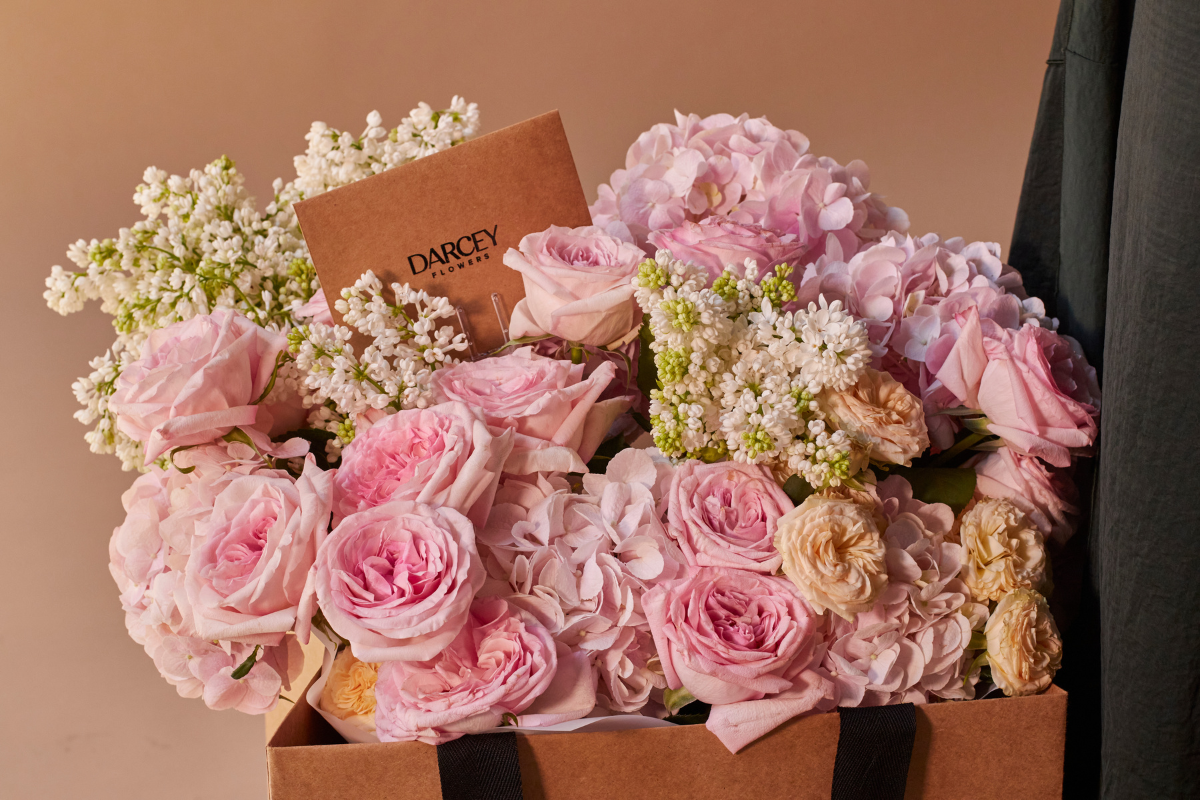 Darcey Flowers How To Present Flowers As a Gift The Do's and Dont's