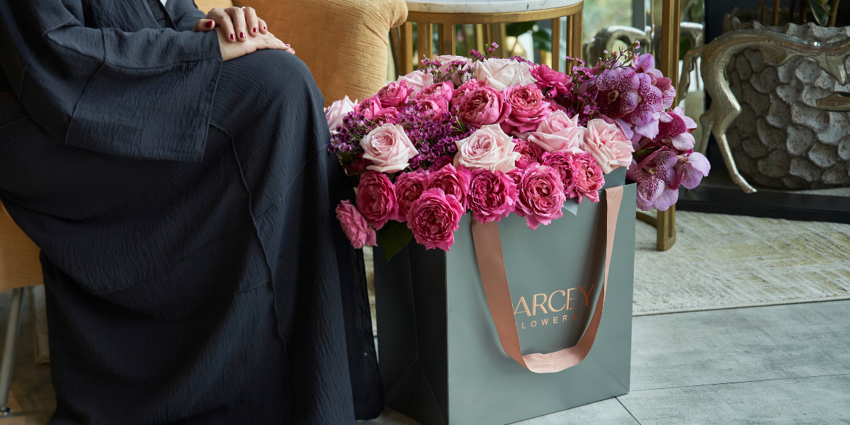 How To Present Flowers As a Gift The Do's and Dont's